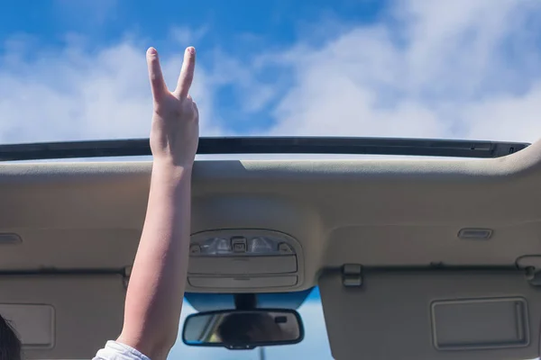 Hand Gestikulierendes Siegeszeichen Vor Blauem Himmel Auto — Stockfoto
