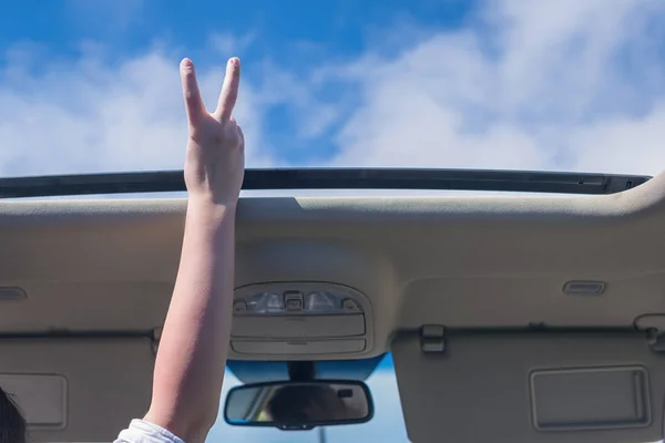 Hand Gester Seger Tecken Framför Blå Himmel Bil — Stockfoto