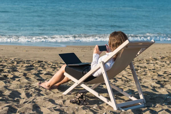 Kobieta Relaksująca Się Plaży Laptopem — Zdjęcie stockowe