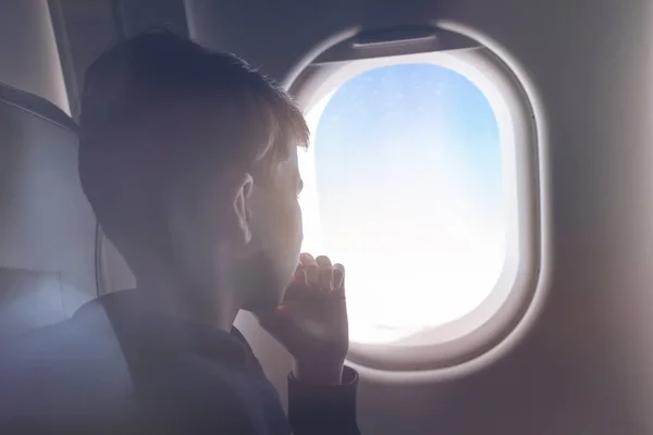 Ragazzo Volo Guardando Nel Finestrino Oblò Dell Aeroplano — Foto Stock