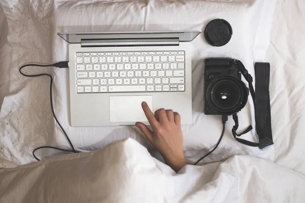 담요로 침대에 노트북과 프리랜서 여자는 일해야 합니다 — 스톡 사진