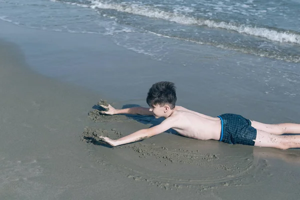 Leuke Jonge Jongen Met Plezier Het Strand — Stockfoto