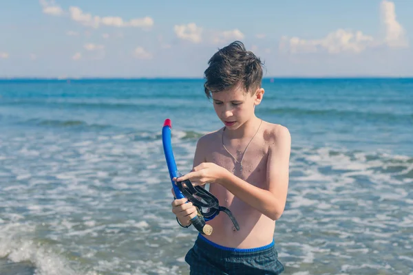 Jonge Jongen Met Masker Ontspannen Zee — Stockfoto