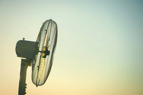 Ventilateur Ventilateur Électrique Sur Fond Ciel Clair Couchant Concept — Photo