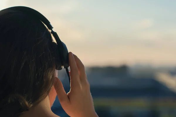 Meisje Koptelefoon Luisteren Naar Muziek Stad Bij Zonsondergang — Stockfoto