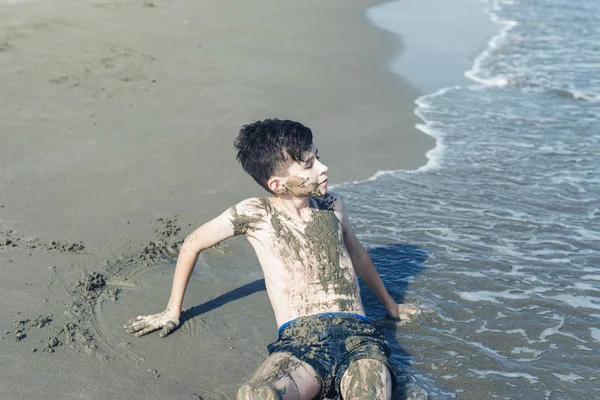 Lindo Chico Joven Divirtiéndose Playa — Foto de Stock