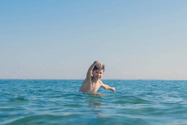 Niño Años Nadando Relajándose Las Olas Del Mar Concepto Vacaciones —  Fotos de Stock