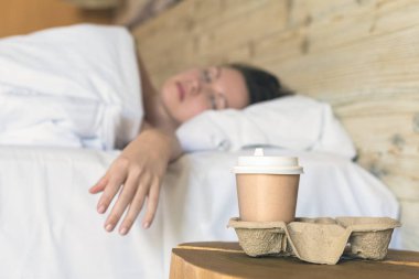 Yatak odasında uyuyan genç kadının seçici odağı