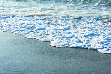 Pürüzsüz ve yumuşak doğal şeffaf deniz suyunun arka planı 