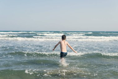 Su Sıçramaları ile Deniz Dalgaları sahilde Boy. Yaz tatili konsepti