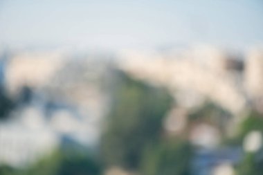 Yaz gününde bokeh ile bulanık tatil kasabası arka plan. Havadan görünüm.