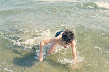 Su Sıçramaları ile Deniz Dalgaları sahilde Boy. Yaz tatili konsepti