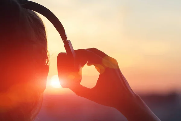 Chica Auriculares Escuchando Música Ciudad Atardecer — Foto de Stock