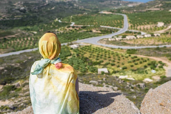 Mulher Muçulmana Solitária Viajante Lenço Colorido Senta Topo Uma Montanha — Fotografia de Stock