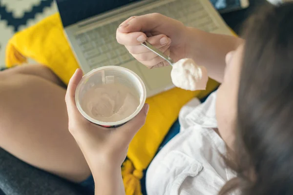 Top Visa Kvinnan Frilansare Sitter Fåtöljen Och Äta Yoghurt Medan — Stockfoto