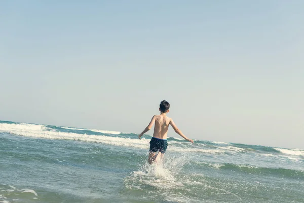 Ładny Młody Chłopak Mający Zabawa Plaża — Zdjęcie stockowe