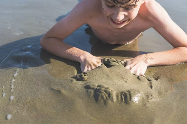 Jongen Uitgewrongen Het Zand Het Strand Zee Achtergrond Het Concept — Stockfoto