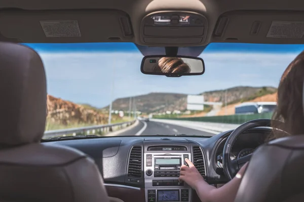 Das Mädchen Ist Auf Der Autobahn Australien Unterwegs Blick Vom — Stockfoto