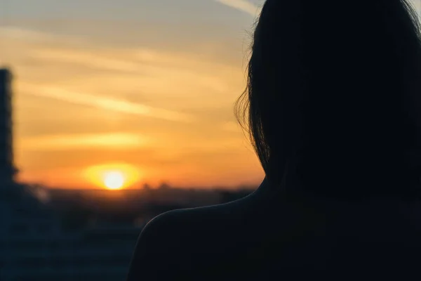 Κορίτσι Πάνω Από Την Πόλη Στο Ηλιοβασίλεμα — Φωτογραφία Αρχείου
