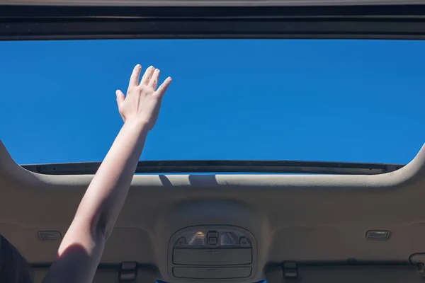 Fahrerin Mit Auto Unterwegs Und Hält Ihre Hand Aus Geöffneter — Stockfoto