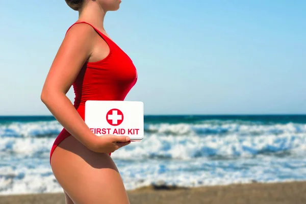 Krásná Žena Záchranka Červeném Plavkách Lékárničku Pozadí Moře — Stock fotografie