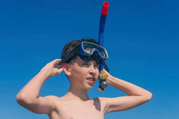 Νεαρό Αγόρι Μάσκα Χαλάρωσης Στη Θάλασσα — Φωτογραφία Αρχείου