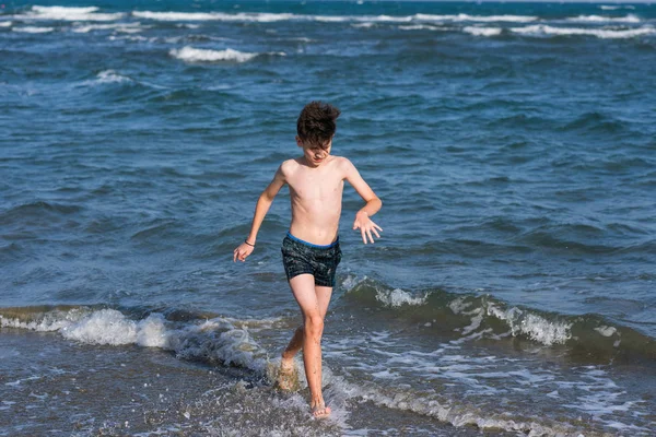 Giovane Ragazzo Diverte Sulla Spiaggia Del Mare Durante Vacanze — Foto Stock