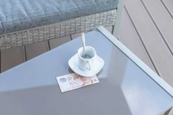 Singapur Dziesięć Dolarów Rachunek Pusta Filiżanka Kawy Szklany Stolik Zewnątrz — Zdjęcie stockowe