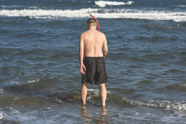 Rückansicht Eines Mannes Der Tagsüber Meer Wandelt — Stockfoto