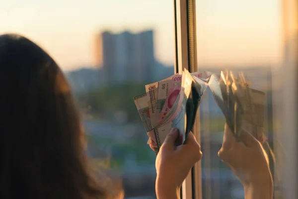 Mulher Com Avião Papel Contra Céu — Fotografia de Stock