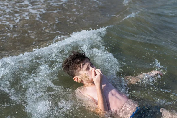 Teen Αγόρι Κολύμπι Στο Κύμα Της Θάλασσας Στα Τροπικά Θέρετρα — Φωτογραφία Αρχείου