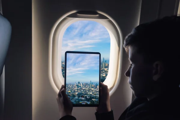 Kaukasiska Pojke Använder Tablet Bild Genom Flygplan Fönster San Francisco — Stockfoto