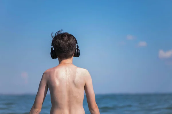 Ragazzino Con Cuffie Sulla Spiaggia Viaggiare Con Bambino Concetto — Foto Stock