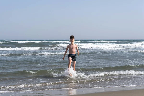 Ładny Młody Chłopak Mający Zabawa Plaża — Zdjęcie stockowe