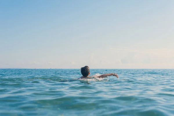 Niño Años Nadando Relajándose Las Olas Del Mar Concepto Vacaciones — Foto de Stock