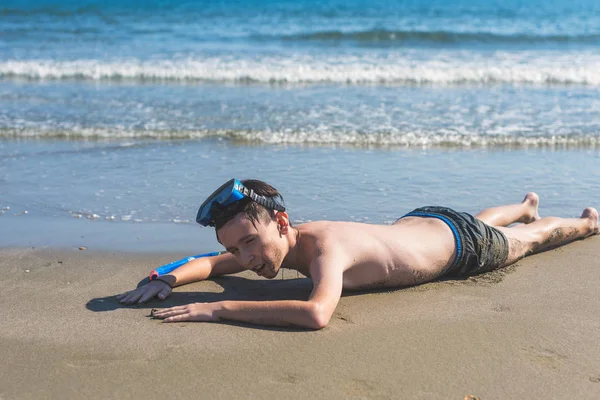 Jongen Het Snorkel Masker Buis Het Strand Achtergrond Van Zee — Stockfoto