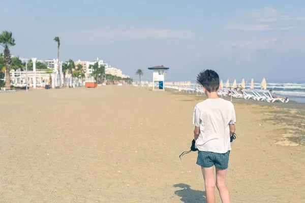 Chico Con Una Camiseta Con Zapatillas Playa Arena Mackenzie Larnaca — Foto de Stock