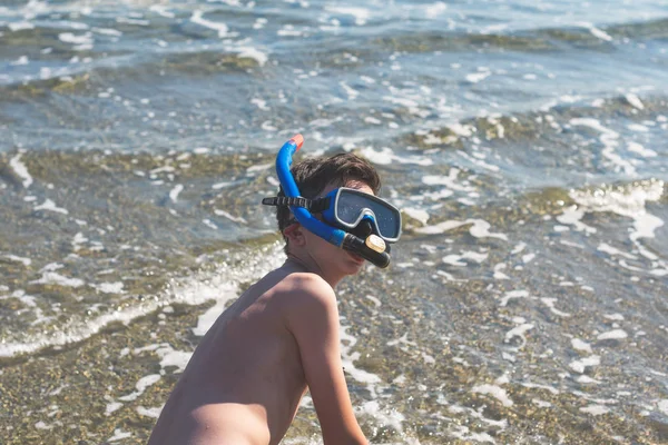 Ung Pojke Med Mask Koppla Havet — Stockfoto