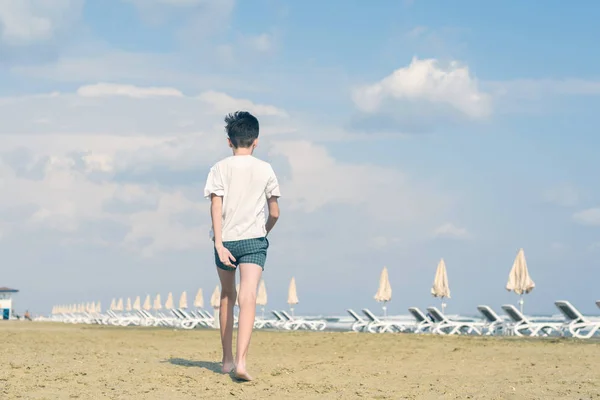 Niño Con Una Camiseta Pantalones Cortos Camina Por Playa Arena — Foto de Stock