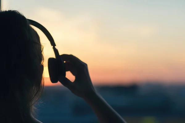 Meisje Koptelefoon Luisteren Naar Muziek Stad Bij Zonsondergang — Stockfoto