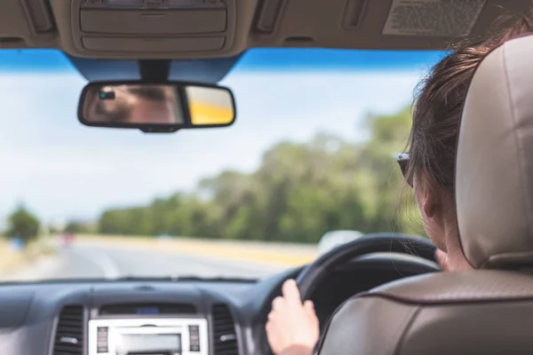 Dziewczyna Jest Jazda Autostradzie Australii Widok Tylnej Siedziby Samochodu Przedniej — Zdjęcie stockowe