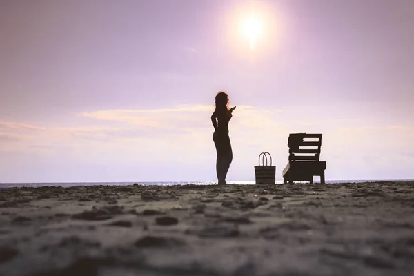 Donna Piedi Vicino Lettino Scattare Una Foto Sul Telefono Cellulare — Foto Stock