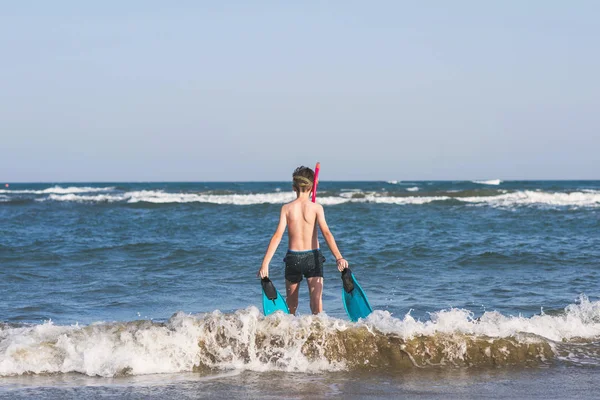 Jonge Jongen Ontspannen Zee — Stockfoto