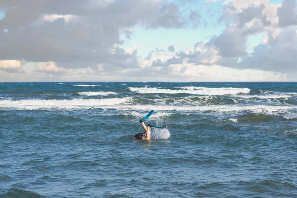 Piernas Del Hombre Buceo Las Aletas Natación Por Encima Las — Foto de Stock