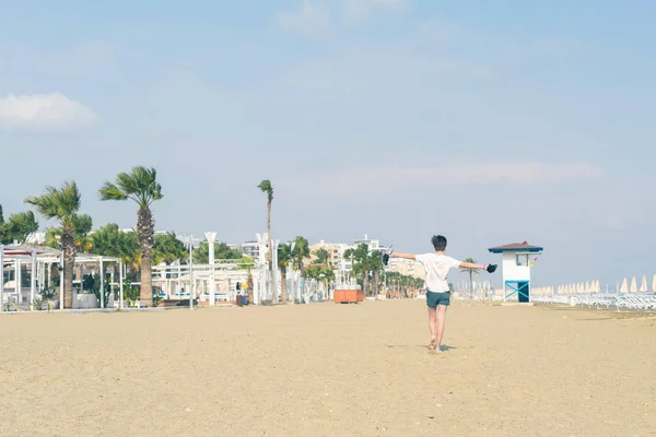Chico Con Una Camiseta Con Zapatillas Playa Arena Mackenzie Larnaca — Foto de Stock
