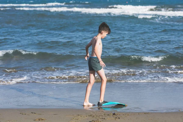 Lycklig Tonåring Pojke Simma Flipper Kul Sanden Stranden Sommarlovet — Stockfoto