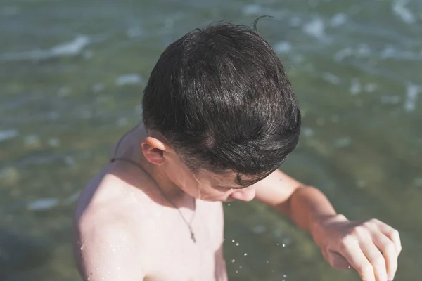 Adolescente Nadando Onda Mar Nos Resorts Tropicais Conceito Férias Verão — Fotografia de Stock