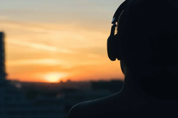 Ragazza Cuffia Che Ascolta Musica Città Tramonto — Foto Stock