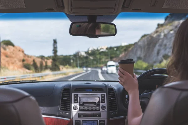 Das Mädchen Fährt Auf Der Autobahn Und Hält Eine Tasse — Stockfoto