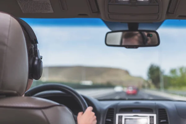 Κορίτσι Ακουστικά Οδηγεί Στον Αυτοκινητόδρομο Στην Καλιφόρνια Θέα Από Πίσω — Φωτογραφία Αρχείου